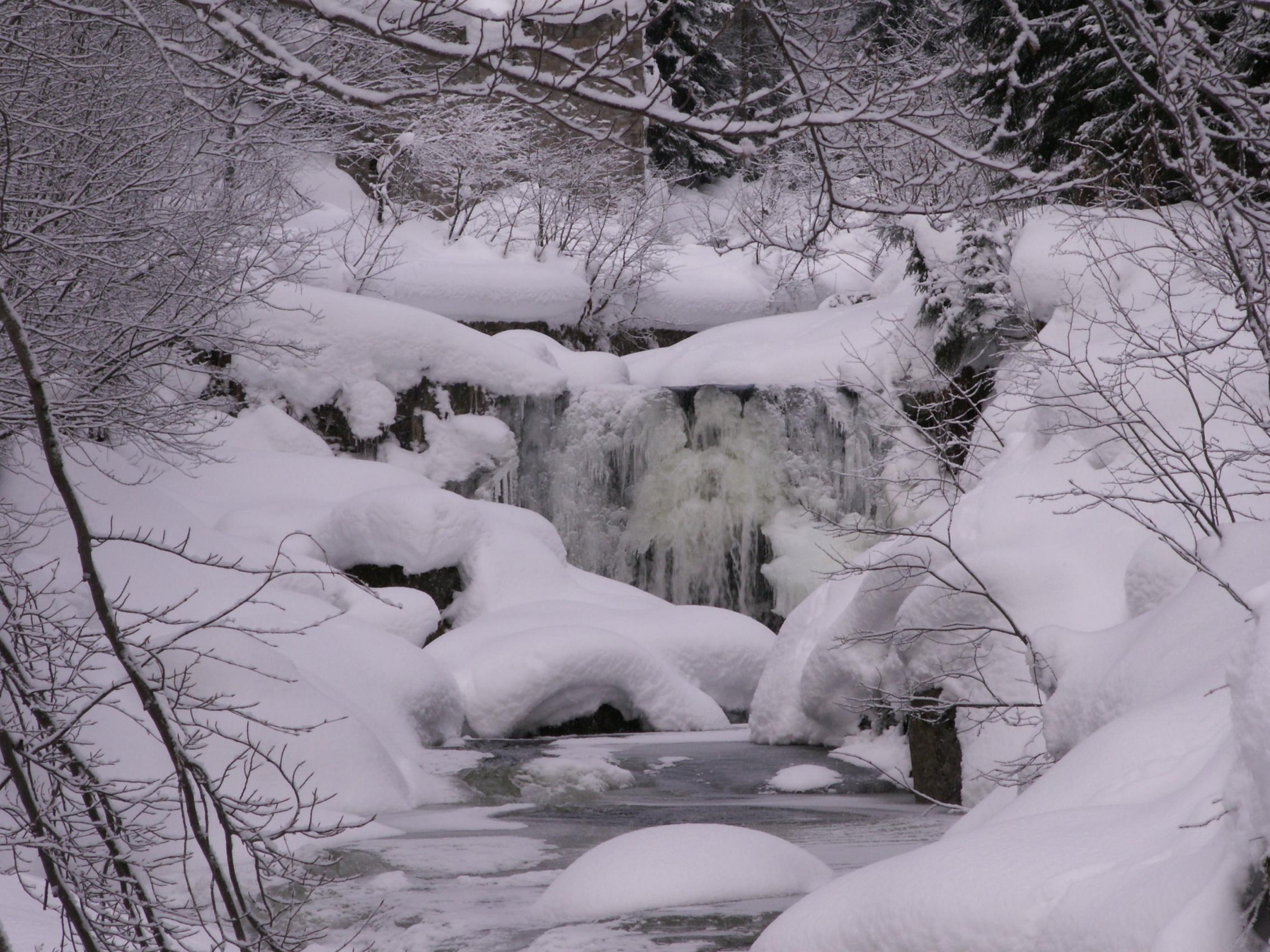 vereister Wasserfall